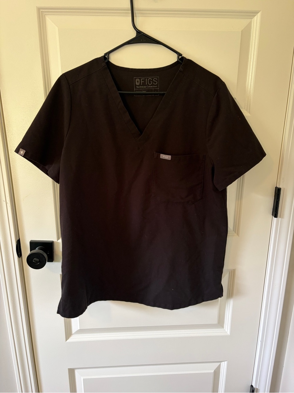 Figs Women’s Short Sleeve V-Neck Scrub Top in Black